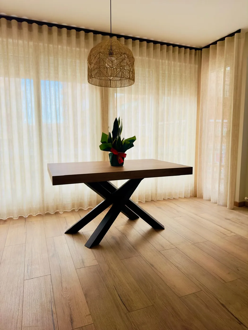 Cortinas de lino a medida en un comedor luminoso con mesa de madera