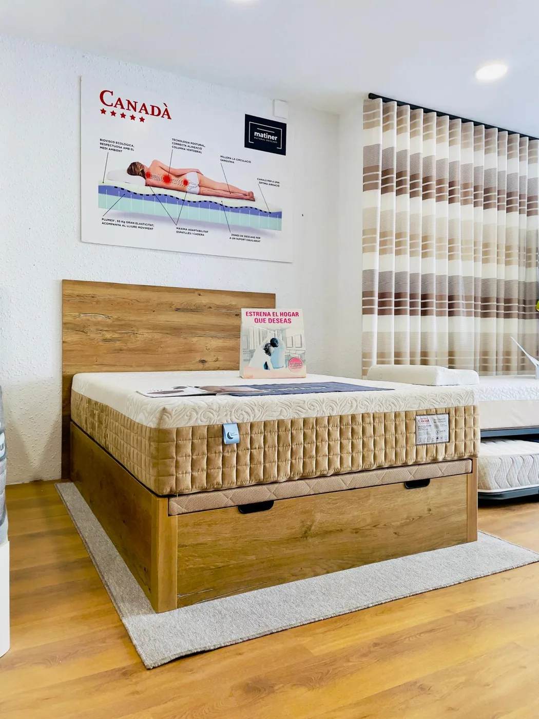 Cama con cabecero y canapé de madera natural expuesta en la tienda Línea Hogar