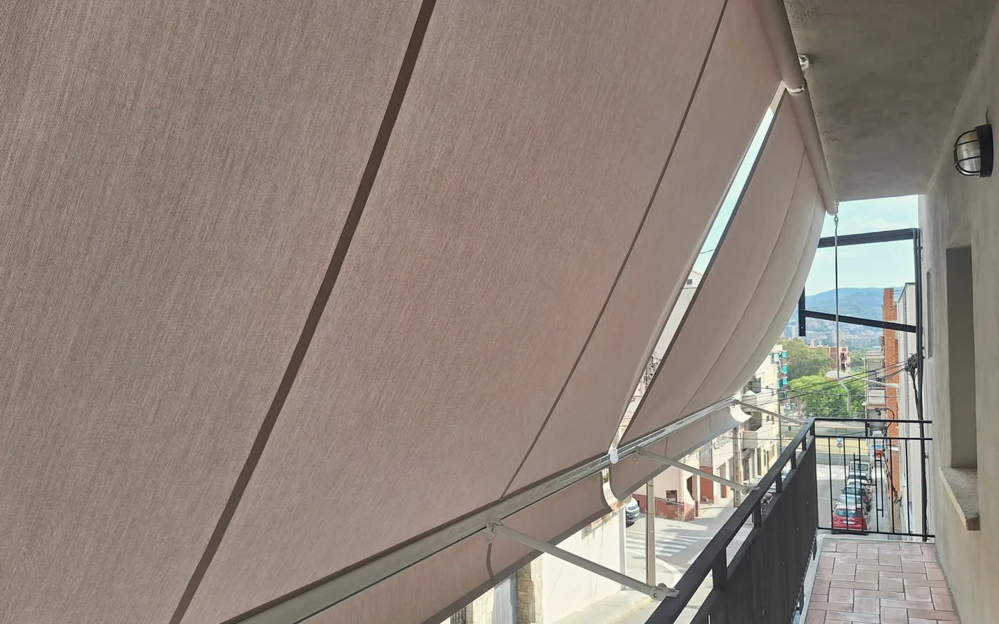 Toldo de brazo instalado en el balcón de un cliente, foto del propio cliente